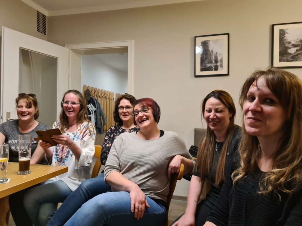Gesselliges Essen des A&B-Pflegeteams