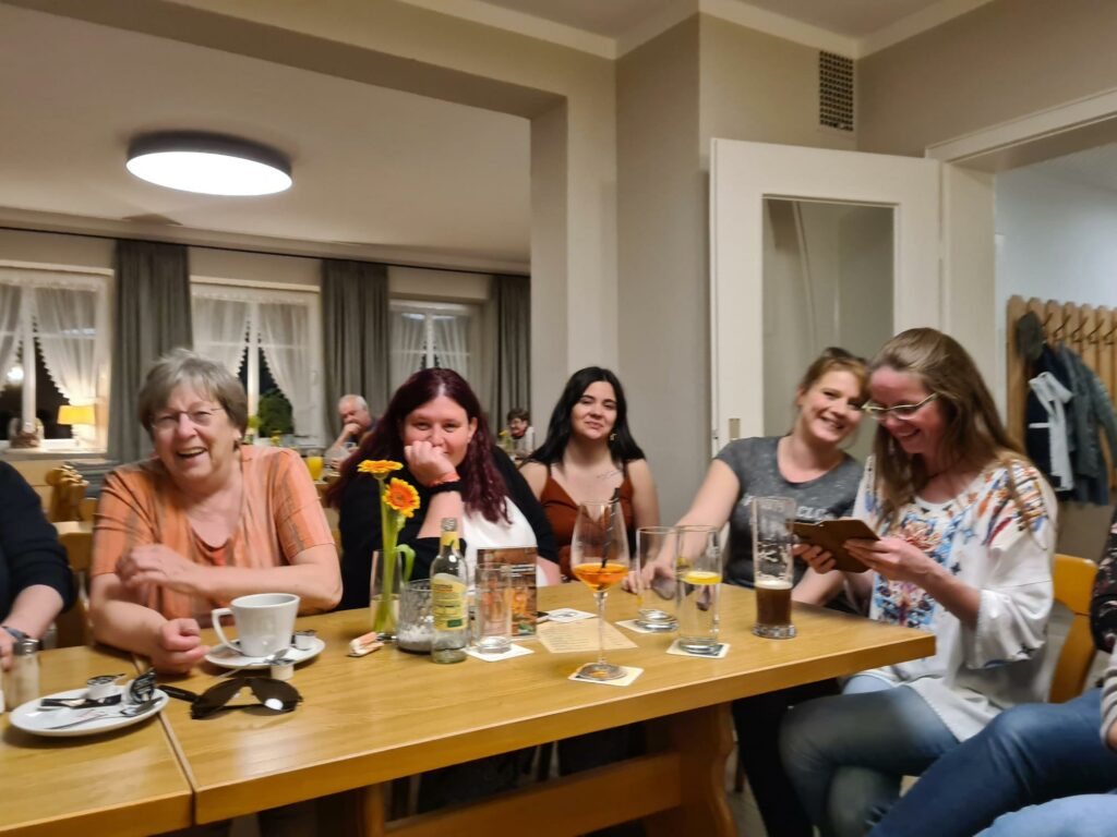 Gesselliges Essen des A&B-Pflegeteams