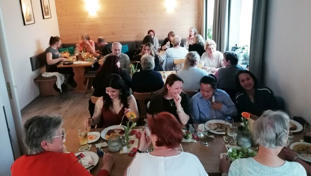Gesselliges Essen des A&B-Pflegeteams